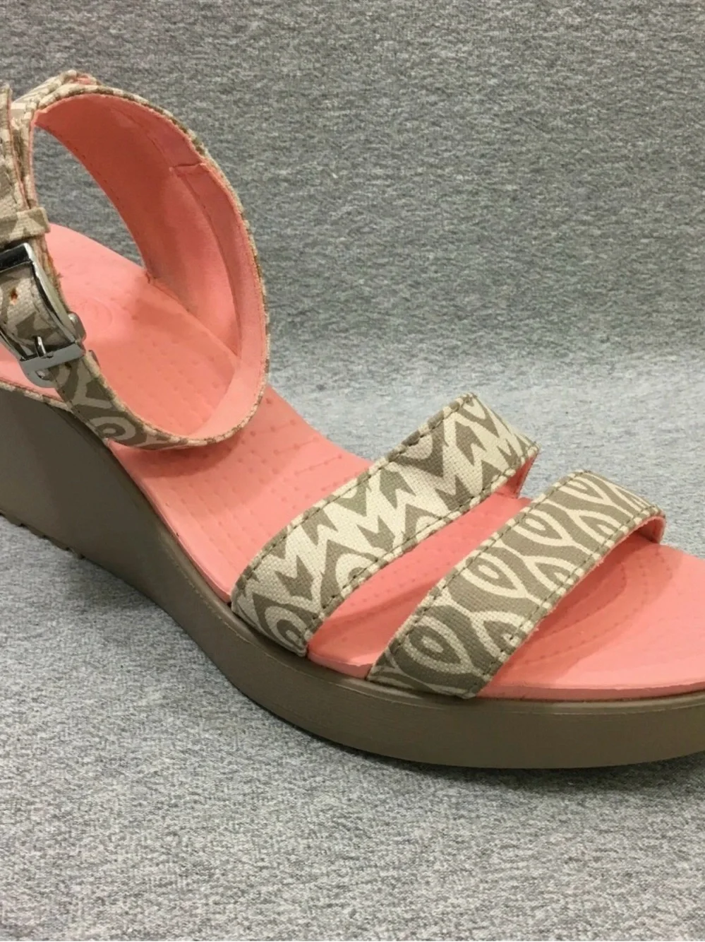 Crocs Leigh wedge slingback sandals coral and beige geometric print size 9 EUC